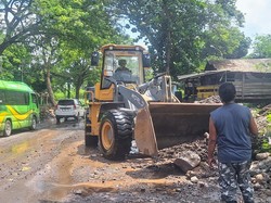 Alat Berat Dikerahkan Tambal Tangkis Sungai Jebol di Jalur Pantura Situbondo
