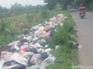 Duh, Sampah Berserakan di Jalan Raya Ki Gesang Kaliwedi Cirebon