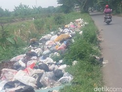 Duh, Sampah Berserakan di Jalan Raya Ki Gesang Kaliwedi Cirebon