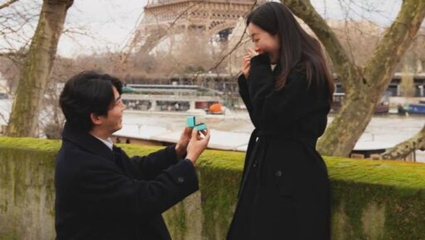 Viral foto Ok TaecYeon 2PM melamar kekasihnya di depan Eiffel Tower