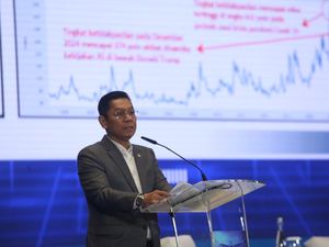 DPR Soroti Pelemahan Rupiah, Sudah Lampaui Asumsi APBN 2025