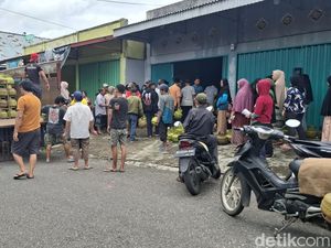 LPG 3 Kg di Pengecer Mahal, Warga Lubuklinggau Rela Antre 3 Jam di Pangkalan LPG 3 Kg di Pengecer Mahal, Warga Lubuklinggau Rela Antre 3 Jam di Pangkalan