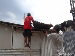 Angin Kencang Terjang Purwokerto di Siang Bolong, Atap Rumah Beterbangan