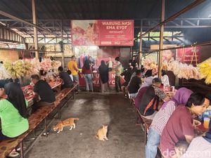 Menyelami Kehangatan Keluarga di Warung Nasi Mak Eyot Menyelami Kehangatan Keluarga di Warung Nasi Mak Eyot