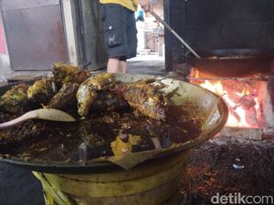 Kayu Bakar dan Cita Rasa Khas Sunda di Warung Nasi Mak Eyot Kayu Bakar dan Cita Rasa Khas Sunda di Warung Nasi Mak Eyot