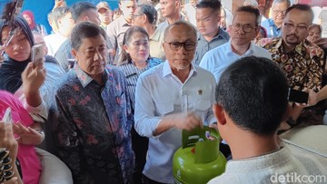 Zulhas Bareng Mendag &amp; Bos Pertamina Cek Gas 3 Kg dan Bapok di Pasar Klender