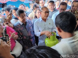Zulhas ke Ibu-ibu Pengantre Gas 3 Kg: Bilang Terima Kasih Pak Presiden Zulhas ke Ibu-ibu Pengantre Gas 3 Kg: Bilang Terima Kasih Pak Presiden