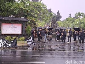 Aksi Kamisan Bali Menolak Subsidi Pendidikan Diganti Makan Bergizi Gratis