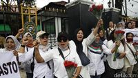 Aksi Emak-emak Dukung Hasto di Sidang Praperadilan