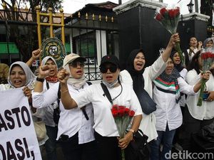 Aksi Emak-emak Dukung Hasto di Sidang Praperadilan Aksi Emak-emak Dukung Hasto di Sidang Praperadilan