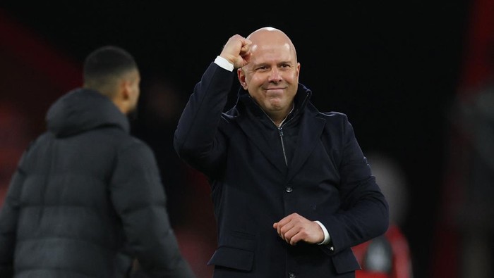 Soccer Football - Premier League - AFC Bournemouth v Liverpool - Vitality Stadium, Bournemouth, Britain - February 1, 2025 Liverpool manager Arne Slot celebrates after the match Action Images via Reuters/Paul Childs EDITORIAL USE ONLY. NO USE WITH UNAUTHORIZED AUDIO, VIDEO, DATA, FIXTURE LISTS, CLUB/LEAGUE LOGOS OR LIVE SERVICES. ONLINE IN-MATCH USE LIMITED TO 120 IMAGES, NO VIDEO EMULATION. NO USE IN BETTING, GAMES OR SINGLE CLUB/LEAGUE/PLAYER PUBLICATIONS. PLEASE CONTACT YOUR ACCOUNT REPRESENTATIVE FOR FURTHER DETAILS..
