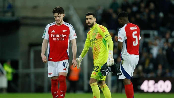NEWCASTLE UPON TYNE, ENGLAND - FEBRUARY 5: Declan Rice, David Raya, Goalkeeper of Arsenal and Thomas Partey of Arsenal look dejected during the Carabao Cup Semi Final Second Leg match between Newcastle United and Arsenal at St James Park on February 5, 2025 in Newcastle upon Tyne, England. (Photo by Richard Sellers/Sportsphoto/Allstar via Getty Images)