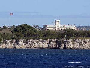 AS Mulai Terbangkan Imigran Ilegal ke Kamp Guantanamo AS Mulai Terbangkan Imigran Ilegal ke Kamp Guantanamo