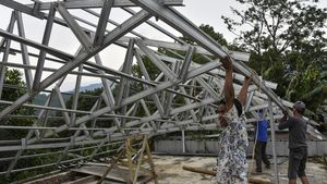 Atap Rumah Rusak-Pohon Tumbang Diterjang Angin Kencang di Ciamis