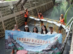 Keren! Siswi BINUS SCHOOL Simprug Pasang Penjaring Sampah di Sungai