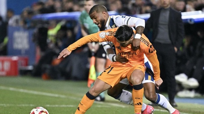 Real Madrids Moroccan forward #21 Brahim Diaz (R) tussles with Leganes French defender #12 Valentin Rosier during the Spanish Copa del Rey (Kings Cup) quarter-final first leg football match between Club Deportivo Leganes SAD and Real Madrid CF at Butarque Municipal Stadium in Leganes on February 5, 2025. (Photo by JAVIER SORIANO / AFP)