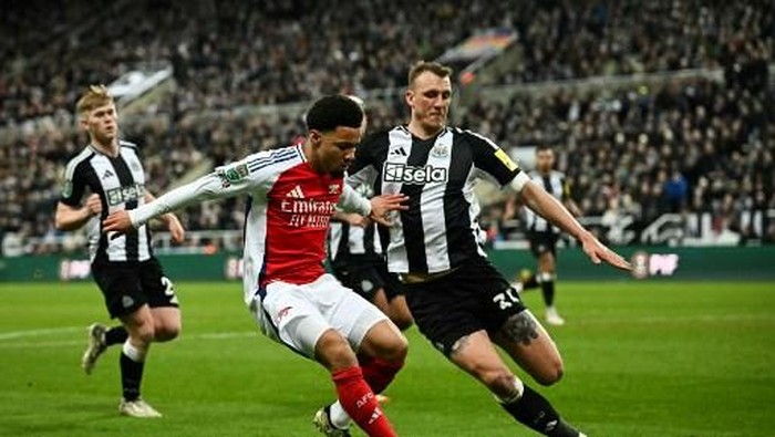 Arsenals Brazilian defender #06 Gabriel Magalhaes (L) fights for the ball with Newcastle Uniteds English defender #33 Dan Burn during the English League Cup semi-final second leg football match between Newcastle United and Arsenal at St James Park, in Newcastle-upon-Tyne, north east England, on February 5, 2025. (Photo by Paul ELLIS / AFP) / RESTRICTED TO EDITORIAL USE. No use with unauthorized audio, video, data, fixture lists, club/league logos or live services. Online in-match use limited to 120 images. An additional 40 images may be used in extra time. No video emulation. Social media in-match use limited to 120 images. An additional 40 images may be used in extra time. No use in betting publications, games or single club/league/player publications. /