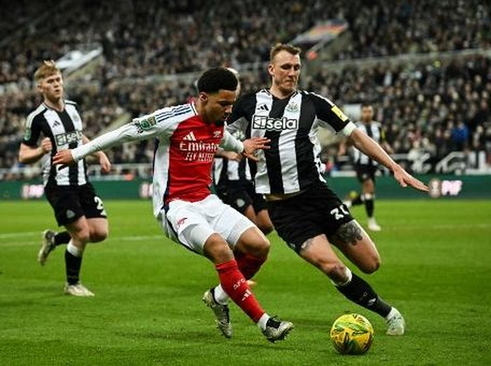 Arsenals Brazilian defender #06 Gabriel Magalhaes (L) fights for the ball with Newcastle Uniteds English defender #33 Dan Burn during the English League Cup semi-final second leg football match between Newcastle United and Arsenal at St James Park, in Newcastle-upon-Tyne, north east England, on February 5, 2025. (Photo by Paul ELLIS / AFP) / RESTRICTED TO EDITORIAL USE. No use with unauthorized audio, video, data, fixture lists, club/league logos or live services. Online in-match use limited to 120 images. An additional 40 images may be used in extra time. No video emulation. Social media in-match use limited to 120 images. An additional 40 images may be used in extra time. No use in betting publications, games or single club/league/player publications. /