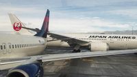 Detik-detik Sayap Japan Airlines Tabrak Buntut Delta Air Lines