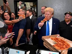 Donald Trump Doyan Pizza, Punya Cara Makan yang Unik