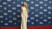Foto: Gaya Rileks Angelina Jolie Setelah Gagal Masuk Nominasi Oscars 2025