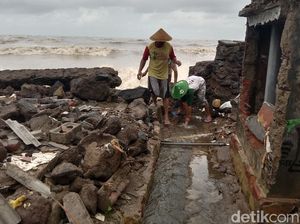 Dampak Ganasnya Ombak di Eretan Kulon Indramayu Dampak Ganasnya Ombak di Eretan Kulon Indramayu