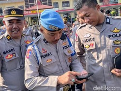 Wakapolres Situbondo Cek Ponsel Anggota Tekan Judi Online