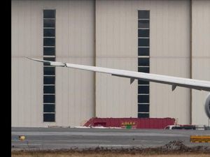 Brakk! Sayap Pesawat Japan Airlines Tabrak Ekor Delta Air Lines