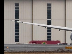 Brakk! Sayap Pesawat Japan Airlines Tabrak Ekor Delta Air Lines