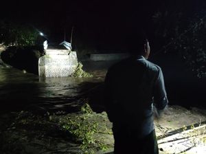 Ratusan Warga Probolinggo Terisolir gegara Jembatan Putus Dampak Banjir