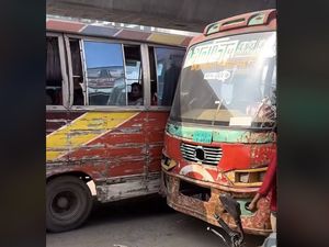 Brutalnya Bus Kota di Bangladesh: Saling Serempet dan Sundul Sudah Biasa