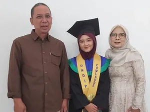 Kisah Inspiratif Annisa, Anak Buruh yang Jadi Lulusan Terbaik Kedokteran Undip Kisah Inspiratif Annisa, Anak Buruh yang Jadi Lulusan Terbaik Kedokteran Undip