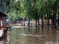 Genangan Air di Pantai Labuhan Haji: Pedagang Mengeluh Pembeli Sepi