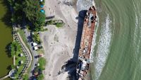 Foto Udara KRI Teluk Bone 511 Terdampar di Pantai Pariaman