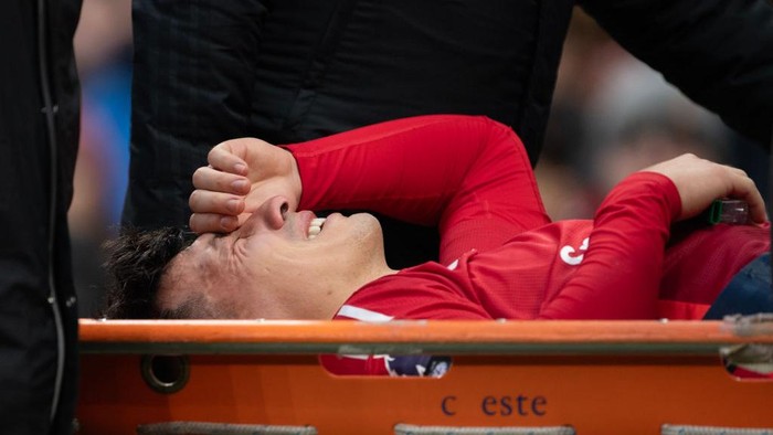 MANCHESTER, ENGLAND - FEBRUARY 2: Lisandro Martinez of Manchester United is stretchered off the pitch after sustaining an injury during the Premier League match between Manchester United FC and Crystal Palace FC at Old Trafford on February 2, 2025 in Manchester, England. (Photo by Joe Prior/Visionhaus via Getty Images)