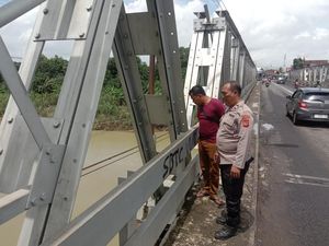 Aksi Nekat Siswi SMK Ceburkan Diri ke Sungaai Cimanuk hingga Ditolong Warga