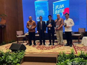 Yusron Ihza Rilis Novel Irian Barat: Bayang-bayang Intrik Global