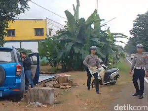 Minibus Oleng-Tabrak Rumah Warga di Maros, 3 Orang Sekeluarga Terluka