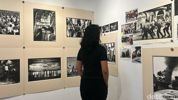 Menilik Karya Foto East Timor: The Long Winding Road