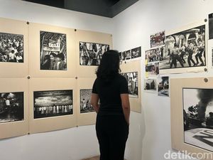 Menilik Karya Foto East Timor: The Long Winding Road