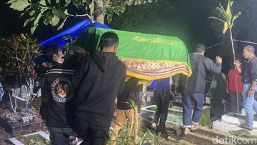 Air Mata Berderai di Ciawi: Keluarga Ratapi Kepergian Korban Kecelakaan Maut