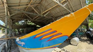Melihat Proses Pembuatan Perahu Nelayan di Pangandaran