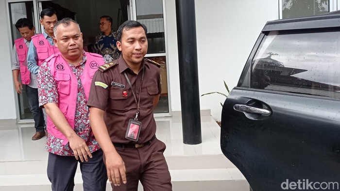 Petugas Kejari Kota Magelang menenteng para tersangka problem korupsi Puskesmas Magelang Utara, Kamis (6/2/2025). Petugas Kejari Kota Magelang menenteng para tersangka problem korupsi Puskesmas Magelang Utara, Kamis (6/2/2025).