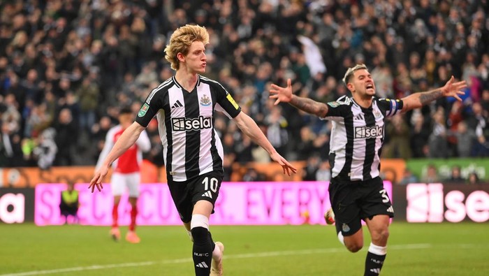 NEWCASTLE UPON TYNE, ENGLAND - FEBRUARY 05: Anthony Gordon of Newcastle United celebrates scoring his teams second goal during the Carabao Cup Semi Final Second Leg match between Newcastle United and Arsenal at St James Park on February 05, 2025 in Newcastle upon Tyne, England. (Photo by Stu Forster/Getty Images)