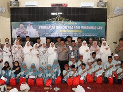 Peringati Isra Mikraj, Polisi Santuni Puluhan Anak Yatim di Surabaya Utara