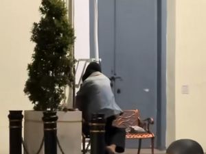 Satpol PP Siaga Usai Viral Sejoli Bermesraan di Kawasan Kota Lama Surabaya Satpol PP Siaga Usai Viral Sejoli Bermesraan di Kawasan Kota Lama Surabaya