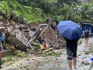 Talut di Perumahan Beringin Asri Semarang Longsor Timpa Gubuk-Motor