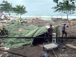 Angin Kencang Robohkan Tenda Pengungsi Penggusuran di Citepus Angin Kencang Robohkan Tenda Pengungsi Penggusuran di Citepus