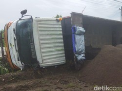 Truk Pasir Terguling ke Sawah di Jogonalan Klaten