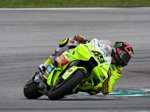 Aksi Konyol Bikin Diggia Celaka di Tes MotoGP Sepang 2025 Aksi Konyol Bikin Diggia Celaka di Tes MotoGP Sepang 2025